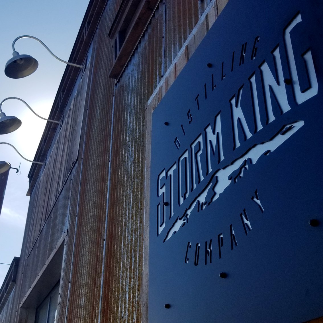 A sign on the side of a building that says " storm king brewery ".